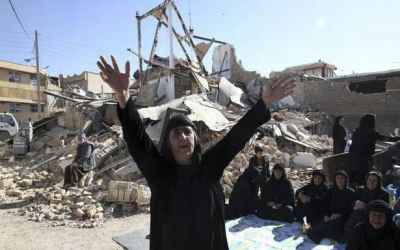 Rescuers search debris after Iran-Iraq quake kills over 530