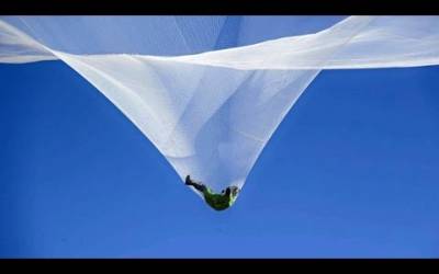 Heaven Sent: Skydiver Luke Aikins jumps 25000 feet without parachute