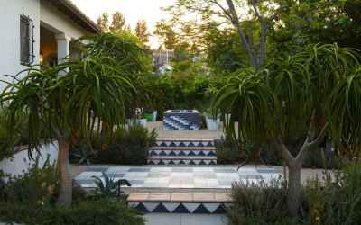 10 Modern Gardens That Freshen Up Traditional Homes